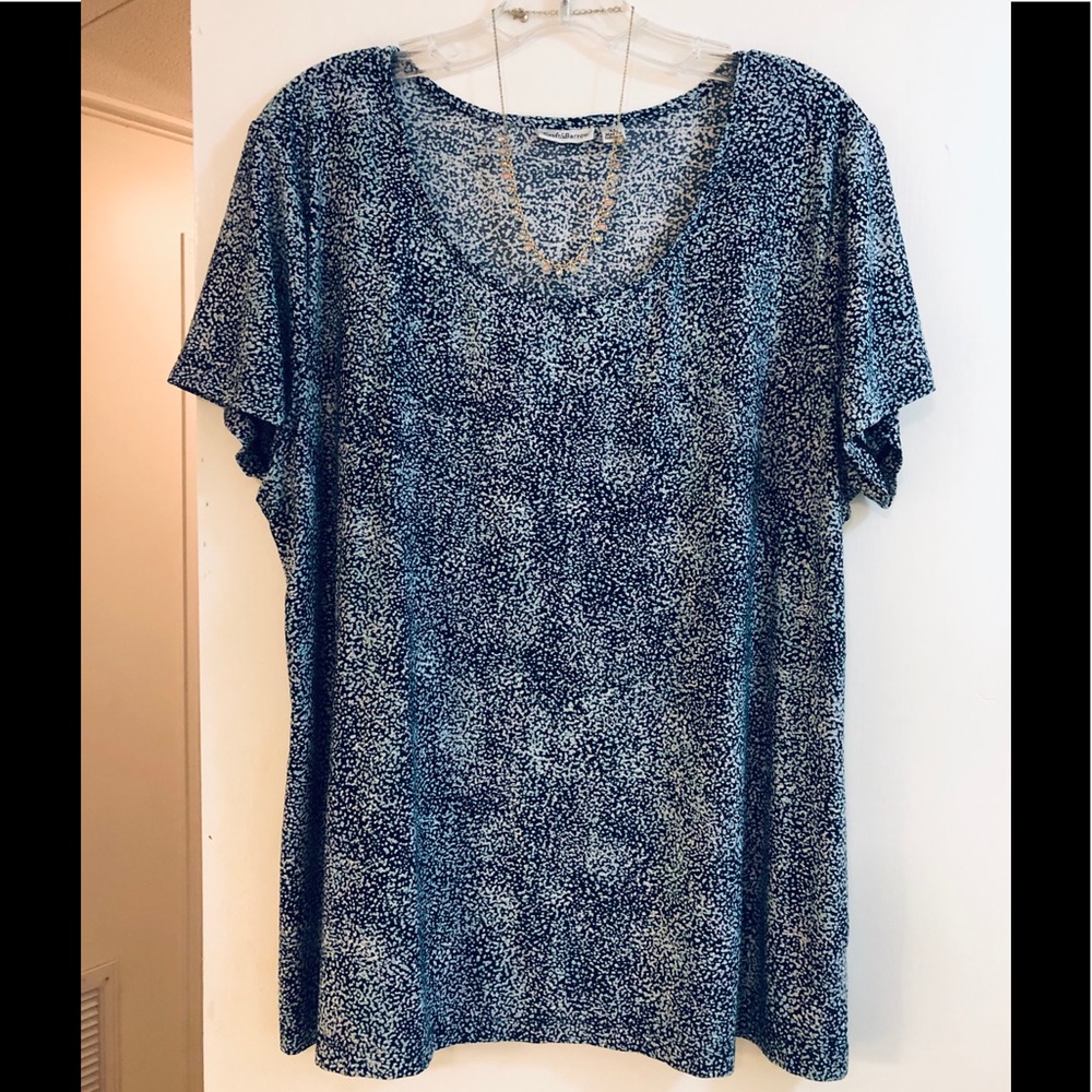 EUC! Pretty tee in shades of blue and purple
